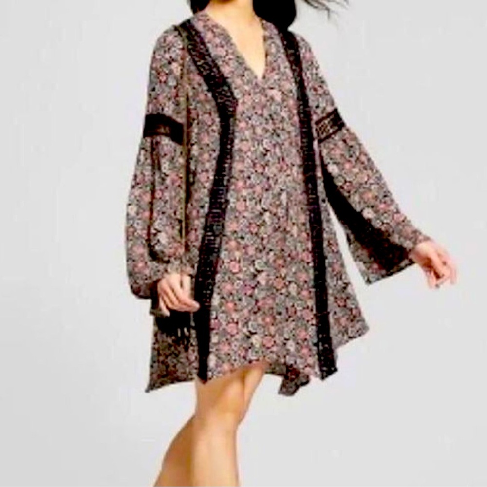 ✌🏼 Knox Rose Floral Boho Peasant Dress with black Macrame Lace Up accents✌🏼